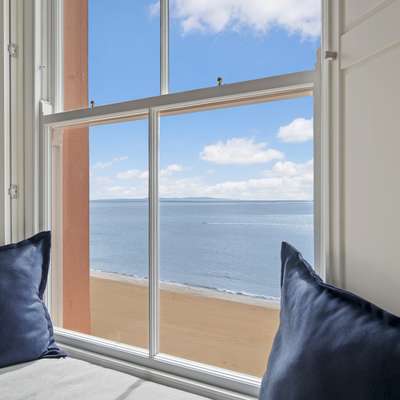 8 Paragon Court - Penthouse, Sea Views