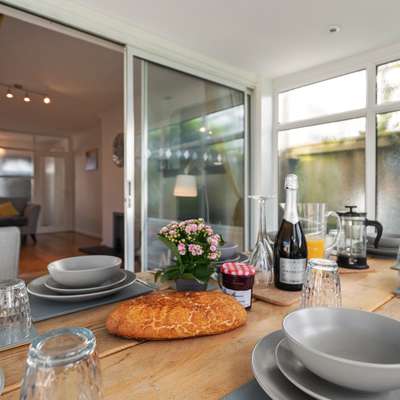 Ty Gwyn - Cottage with Hot Tub, Parking, Dog Friendly