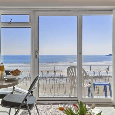 9 Strandways - Sea Views, Parking, Beach Access