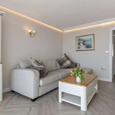 9 Strandways - Sea Views, Parking, Beach Access