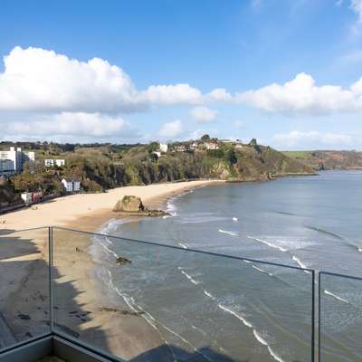 Royal Victoria Court 11 - Sea View Apartment