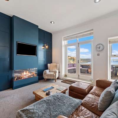 Royal Victoria Court 11 - Sea View Apartment