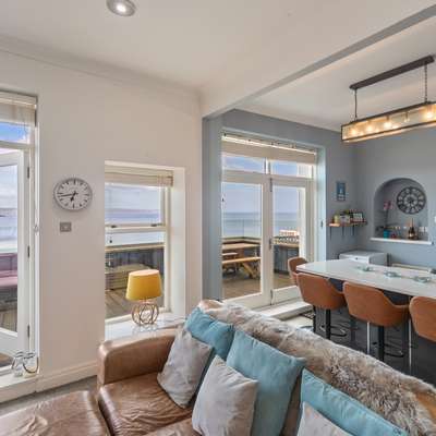 Royal Victoria Court 11 - Sea View Apartment