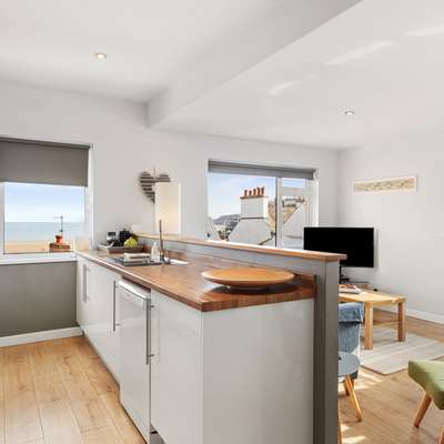 The Bay Apartment - Sea Views, Village Centre - Beautiful sea views, Central