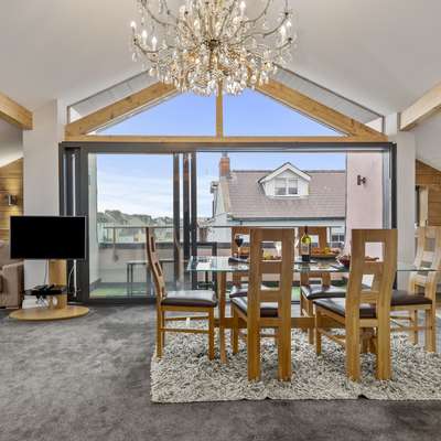 Billycan Penthouse - Tenby town, close to beaches and shops