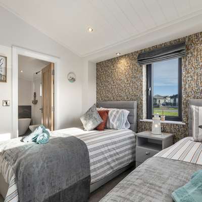 Bryn Hafod - Luxury Lodge, Hot Tub, Walk to Beach