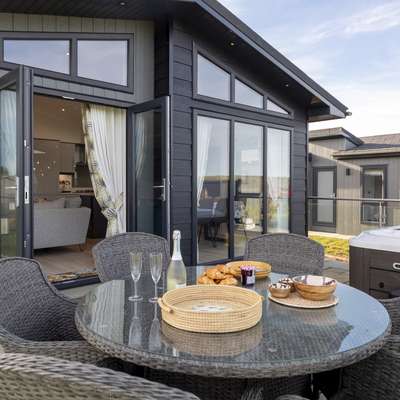 Bryn Hafod - Luxury Lodge, Hot Tub, Walk to Beach