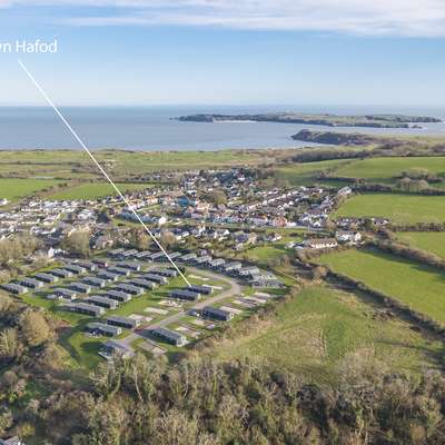 Bryn Hafod - Luxury Lodge, Hot Tub, Walk to Beach