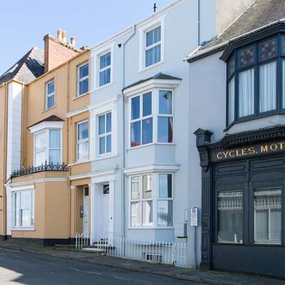Connaught House - Central location, near the beach