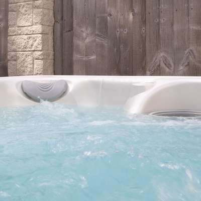 Glynmar - Sea glimpses, hot tub, pool table, parking