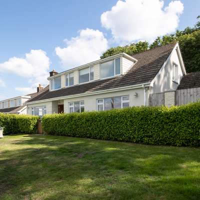 Glynmar - Sea glimpses, hot tub, pool table, parking