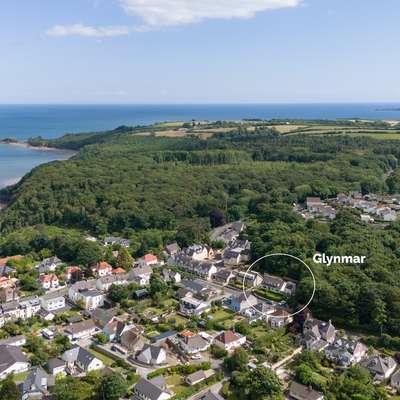 Glynmar - Sea glimpses, hot tub, pool table, parking