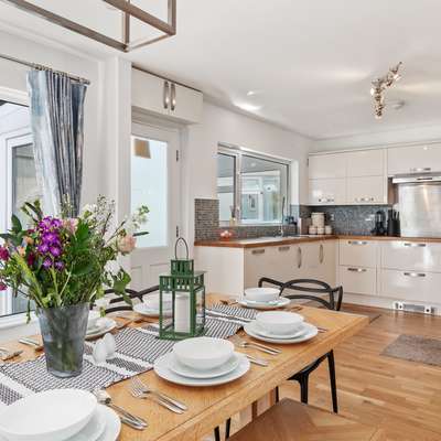 Glynmar - Sea glimpses, hot tub, pool table, parking