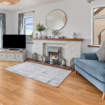 Glynmar - Sea glimpses, hot tub, pool table, parking
