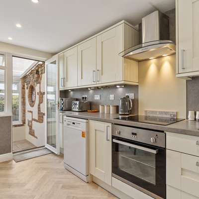 Gorse Cottage - Sea Views, Village Centre