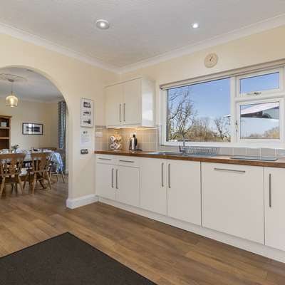 Honeyfield Lodge - Rural Views, Close to beaches