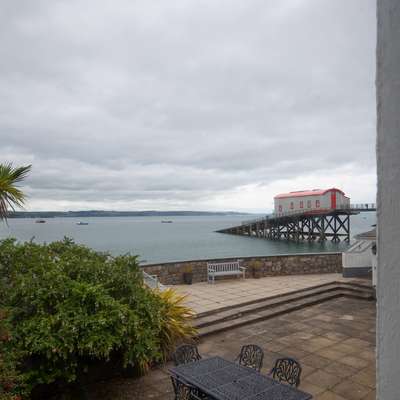 Laston Garden Apartment - Sea Views, Large Sea Front Terrace