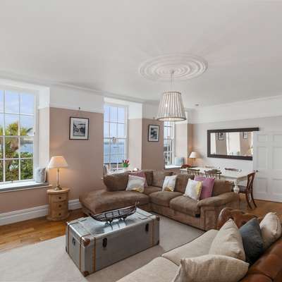 Laston Garden Apartment - Sea Views, Large Sea Front Terrace