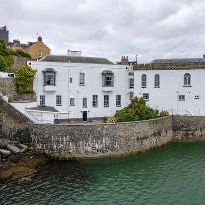 Laston Garden Apartment - Sea Views, Large Sea Front Terrace