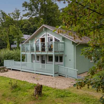 Everwyn Lodge - Woodland Lodge with Hot Tub - Luxury Lodge with hot tub near tenby