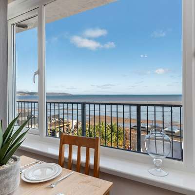 Mermaid Apartment - Sea Front Apartment with Views - Sea front apartment with views