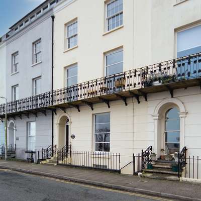 Newton's Cradle - Seafront, Close to beach and town