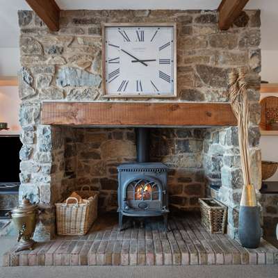 Oaktree Lodge - hot tub, sea views, luxury cottage, Log Burner