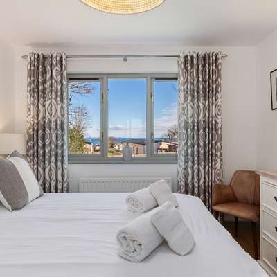Oaktree Lodge - hot tub, sea views, luxury cottage, Log Burner