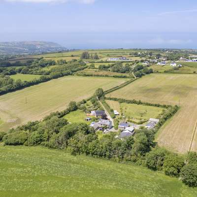 Hedgerow at Gorslwyd - Sound Retreat, peaceful location