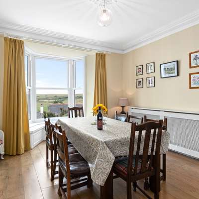 Penalun House - Beautiful Sea Views - Short walk to beach