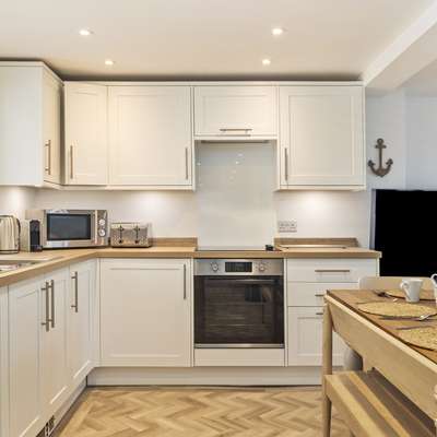 Rose Cottage - Sea Views, Hot Tub, Log Burner
