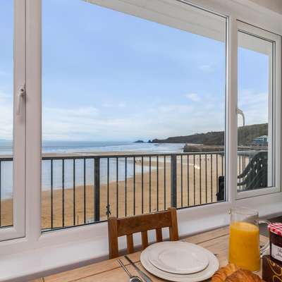 Sea Urchins - Sea Front Apartment with Views - Sea front apartment with views, pet friendly