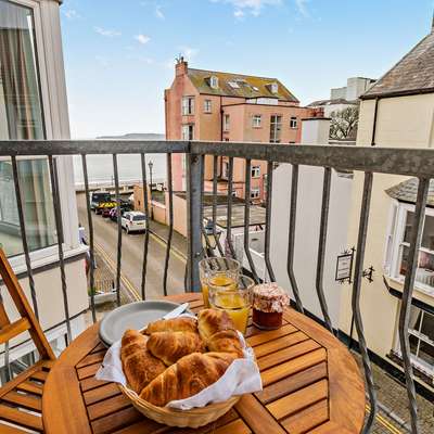 St Mary's Seaview - Within walled town and close to beach