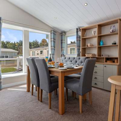 St Mary's View - Luxury Lodge, Short Walk to Beach, Parking
