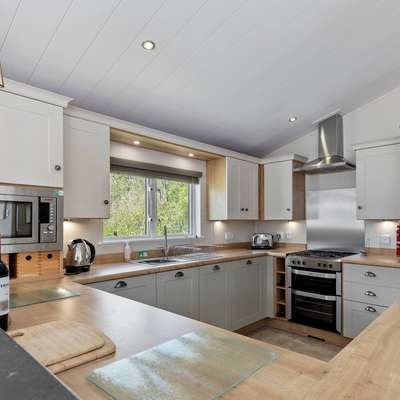 St Mary's View - Luxury Lodge, Short Walk to Beach, Parking