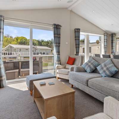 St Mary's View - Luxury Lodge, Short Walk to Beach, Parking