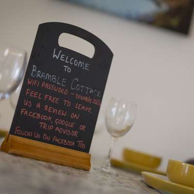 Bramble Cottage - Peaceful, Dog Friendly Cottage