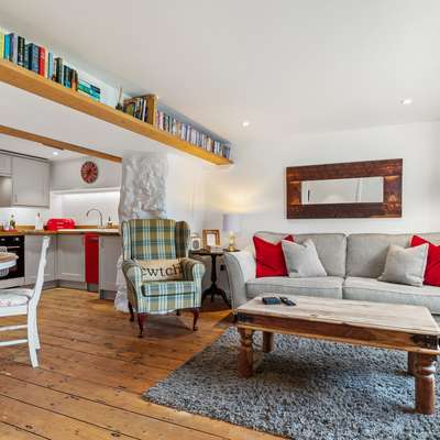 The Cwtch Apartment - Sea Views, Walk to Beach - The Cwtch - Luxury Cottage, Sea Views, Pet Friendly