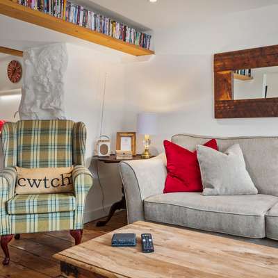 The Cwtch Apartment - Sea Views, Walk to Beach - The Cwtch - Luxury Cottage, Sea Views, Pet Friendly