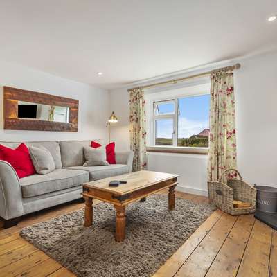 The Cwtch Apartment - Sea Views, Walk to Beach - The Cwtch - Luxury Cottage, Sea Views, Pet Friendly