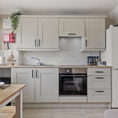 The Retreat - Short walk from beach, parking