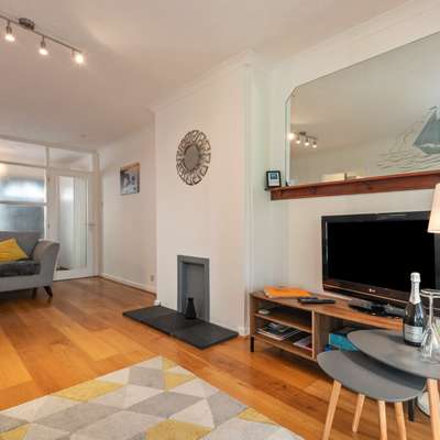 Ty Gwyn - Cottage with Hot Tub, Parking, Dog Friendly
