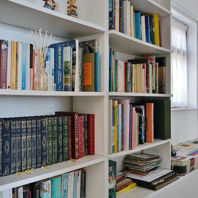 The Cottage - Sea Views, Direct Access to Beach - books
