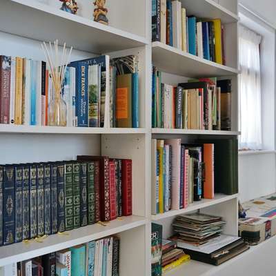 The Cottage - Sea Views, Direct Access to Beach - books