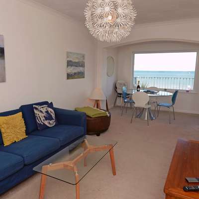 Gone to the Beach - Sea Views, Direct Beach Access - lounge