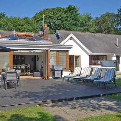 Oaktree Lodge - hot tub, sea views, luxury cottage, Log Burner