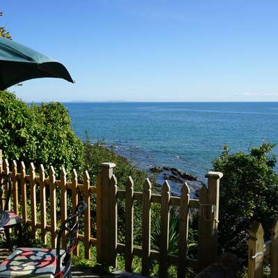 The Cottage - Sea Views, Direct Access to Beach - garden