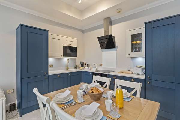 10 Mansion House - Swimming Pool, Sea Views, Gym, Tenby