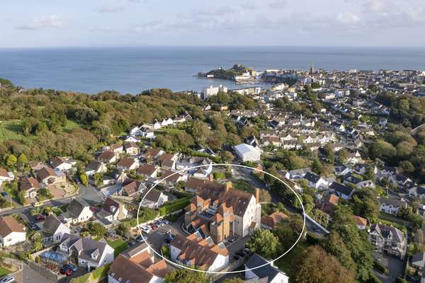 10 Mansion House - Swimming Pool, Sea Views, Gym, Tenby