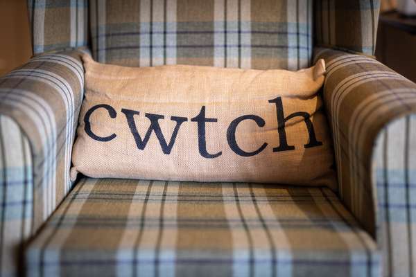 The Cwtch Apartment - Sea Views, Walk to Beach